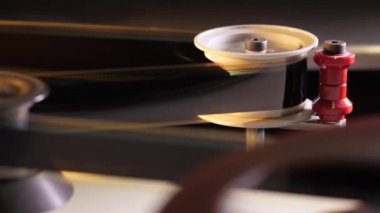 Film sinemada 35 mm projektör ile çalışır