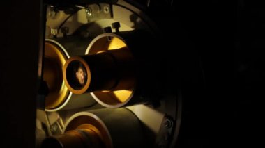 Film sinemada 35 mm projektör ile çalışır