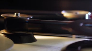 Film sinemada 35 mm projektör ile çalışır