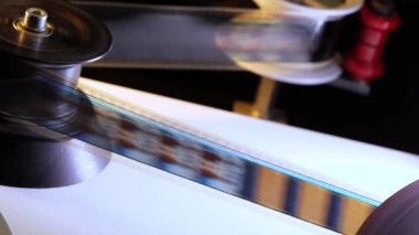 Film sinemada 35 mm projektör ile çalışır