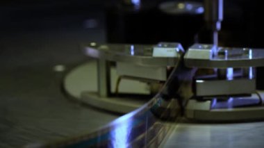 Film sinemada 35 mm projektör ile çalışır