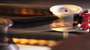 Film sinemada 35 mm projektör ile çalışır