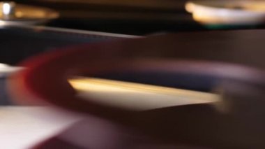 Film sinemada 35 mm projektör ile çalışır