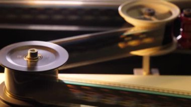 Film sinemada 35 mm projektör ile çalışır