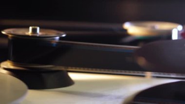 Film sinemada 35 mm projektör ile çalışır