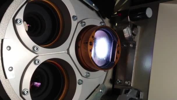 Close up van een 35mm film projector in een bioscoop — Stockvideo