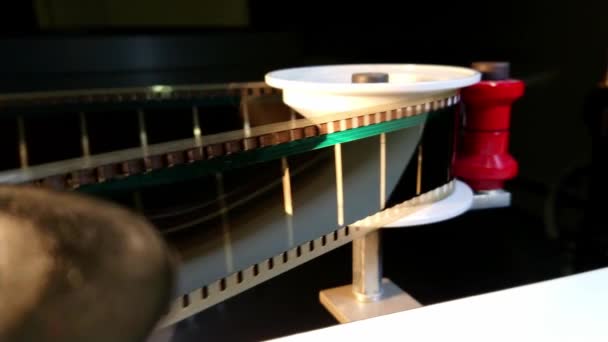 Tjusningen med film - 35mm-film som projiceras i en biosalong — Stockvideo