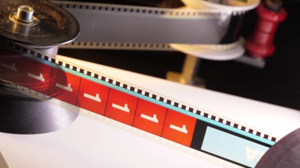 Fascinace kino - 35mm film se promítá v kině — Stock video