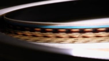 Vintage 35 mm film sinemada bir sinema tasarı ile çalışan