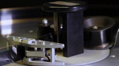 Film sinemada 35 mm projektör ile çalışır