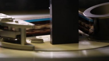 Film sinemada 35 mm projektör ile çalışır