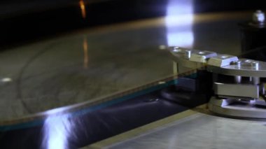 Film sinemada 35 mm projektör ile çalışır
