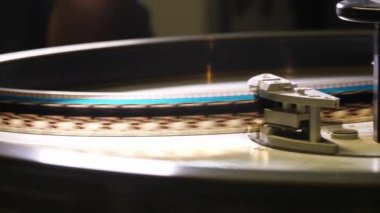 Film sinemada 35 mm projektör ile çalışır