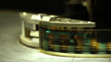 Film sinemada 35 mm projektör ile çalışır