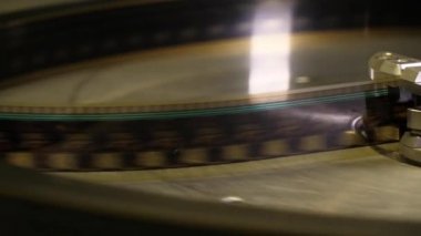 Film sinemada 35 mm projektör ile çalışır