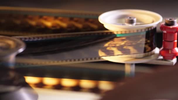 Fascynacja kina - film 35mm, przewiduje, że w kinie — Wideo stockowe