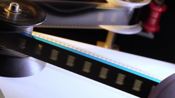 Vintage 35mm film loopt door een cinema projector in een bioscoop — Stockvideo