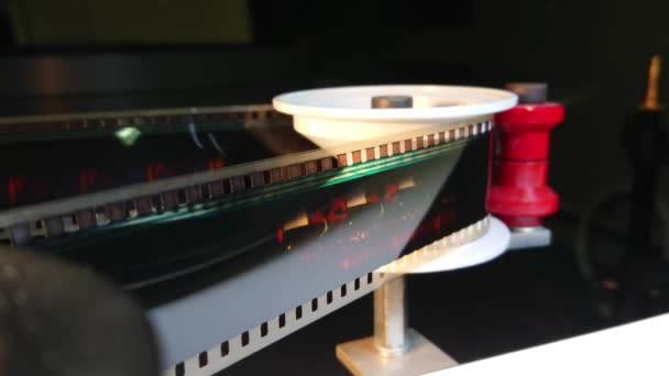 Η γοητεία του σινεμά - φιλμ 35mm, προβάλλονται σε μια ταινία θέατρο — Αρχείο Βίντεο