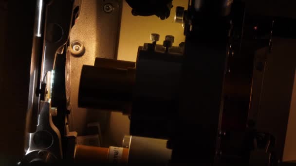 O filme atravessa um projetor de 35mm em um cinema — Vídeo de Stock