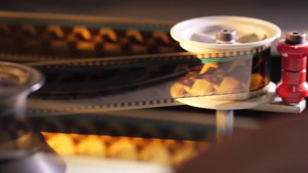 Vintage 35mm-film som löper genom en film projektor i en biosalong — Stockvideo