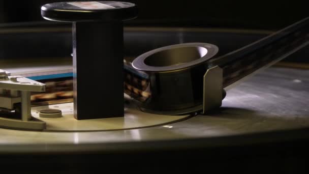 Film Loopt Door Een 35Mm Projector Een Bioscoop Videoclip — Stockvideo