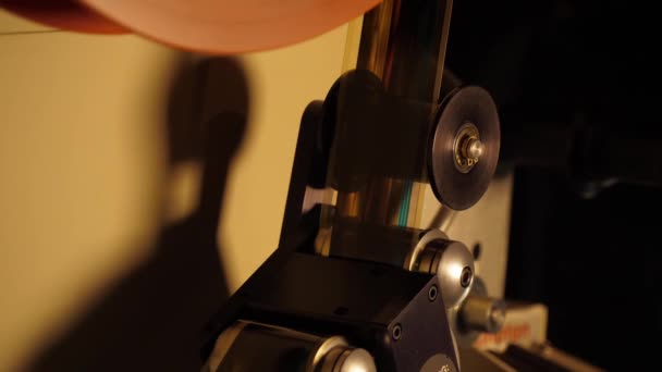 Närbild på en 35mm film projektor i en biosalong — Stockvideo