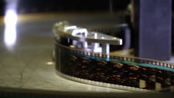 Il fascino del cinema - film 35mm proiettato in un cinema — Video Stock