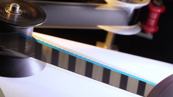 Винтажная 35-мм пленка, проходящая через кинопроектор в кинотеатре — стоковое видео