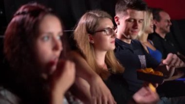 Grup bir sinema - tipik sinema sahne oturan insan