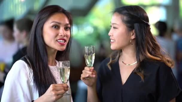 Twee Aziatische meisjes drinken champagne op een partij - exclusieve evenement — Stockvideo