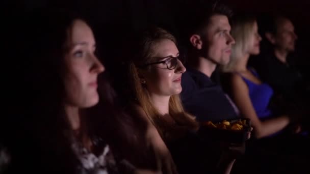 Βλέποντας μια ταινία στο σινεμά - σινεμά — Αρχείο Βίντεο