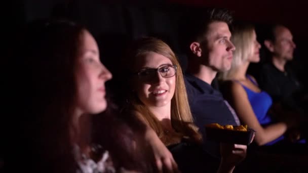 Βλέποντας μια ταινία στο σινεμά - σινεμά — Αρχείο Βίντεο