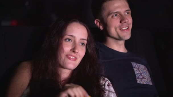 Закохана пара насолоджується фільмом у кінотеатрі — стокове відео