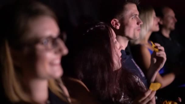 Ομάδα των ανθρώπων που κάθονται σε μια ταινία θέατρο - τυπικό σινεμά — Αρχείο Βίντεο