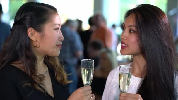 Scène de célébration - deux filles boivent du champagne et discutent lors d'une fête — Video