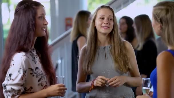 Красивые девушки пьют шампанское и веселятся на эксклюзивном мероприятии — стоковое видео
