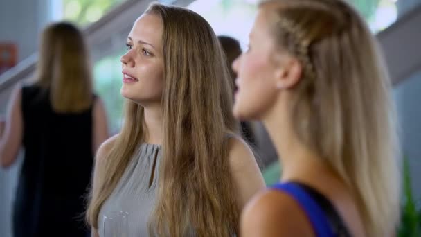 Scène de fête typique - belles filles boivent du champagne et s'amusent — Video