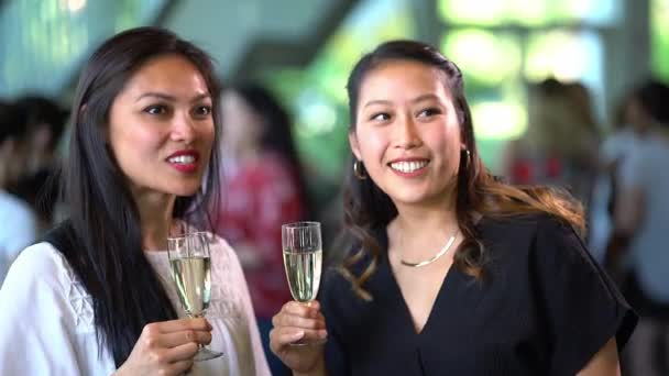 Två asiatiska tjejer dricker champagne på en party - exklusivt event — Stockvideo