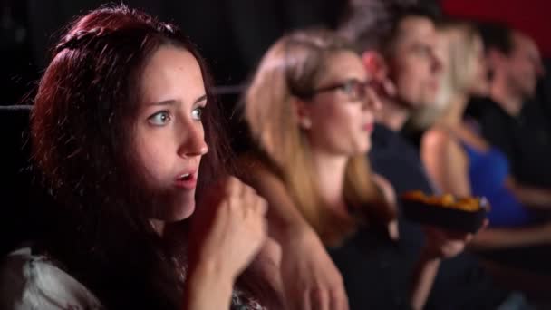 Grupa ludzi siedzi w kinie - typowe kino scena — Wideo stockowe