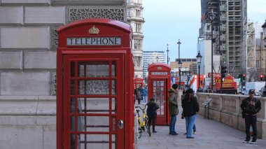 Kırmızı telefon kulübesi - Londra, İngiltere - 15 Aralık 2018 ile tipik Londra sokak görünümü