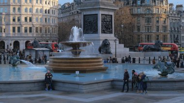 Trafalgar Meydanı Londra - Londra, İngiltere - 15 Aralık 2018'çeşmeler
