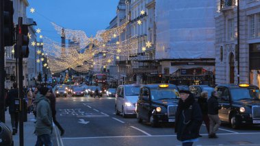 Noel dekorasyon sokaklarda Londra - Londra, İngiltere - 15 Aralık 2018