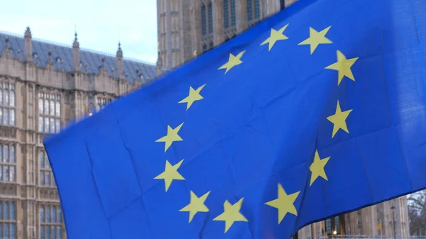 European Flag in front of House of Parliament at Brexit - LONDON, ENGLAND - DECEMBER 15, 2018 — Stock Photo, Image