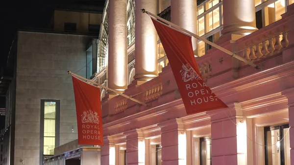 Royal Opera House en Londres por la noche - LONDRES, INGLATERRA - 15 DE DICIEMBRE DE 2018 — Foto de Stock