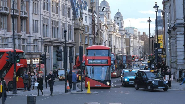 Tipikus London street view piros buszok - London, Anglia - 2018. December 15. — Stock Fotó