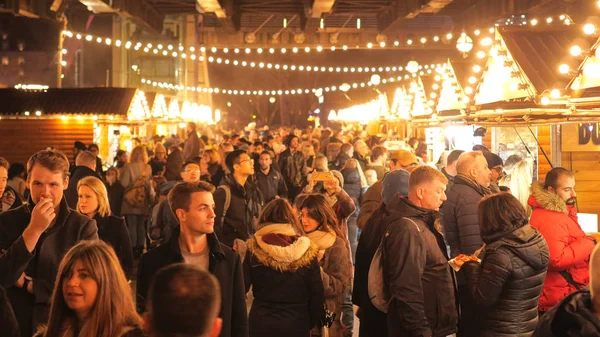 Mercado de Natal em Londres Southbank é um lugar popular - LONDRES, ENGLÂNDIA - DEZEMBRO 15, 2018 — Fotografia de Stock