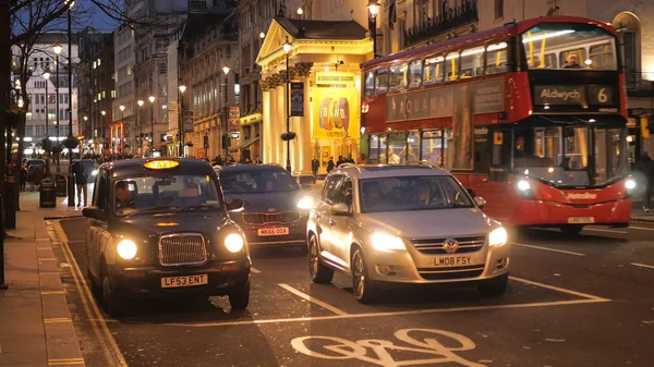 London street view i kvällen - London, England - 15 December 2018 — Stockfoto
