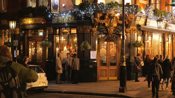 Schöner salisbury pub in london bei nacht - london, england - dezember 15, 2018 — Stockfoto