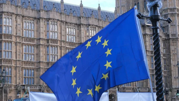 European Flag in front of House of Parliament at Brexit - LONDON, ENGLAND - DECEMBER 15, 2018 — Stock Photo, Image
