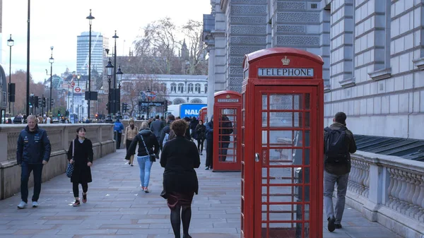 Typiska London Gatuvy med röd telefonkiosk - London, England - 15 December 2018 — Stockfoto